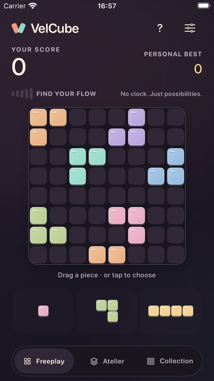 VelCube Freeplay: a plum eight-by-eight board, warm yellow tiles and three colorful pieces waiting below.